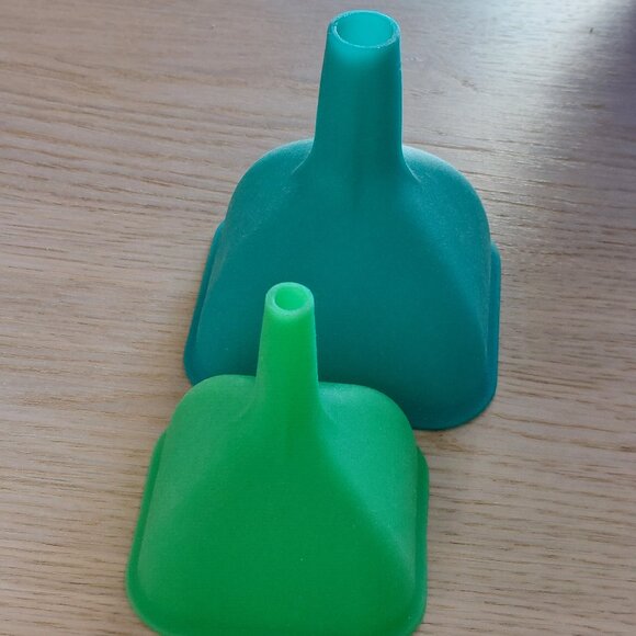 !NEW! The Pampered Chef -> Set of 2 Silicone Funnels Blue (large)/Green (small) - Picture 1 of 16